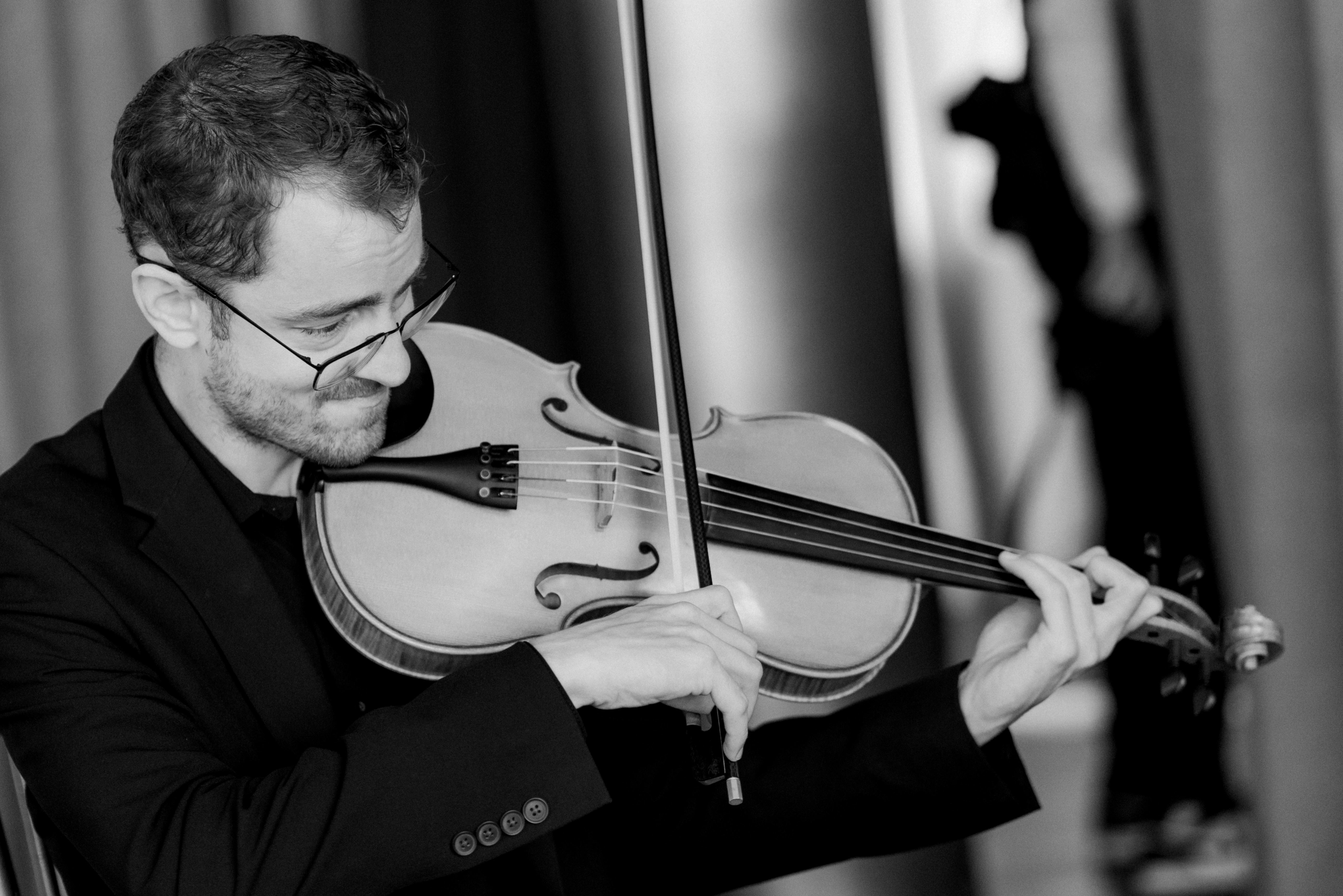 Violinist black and white